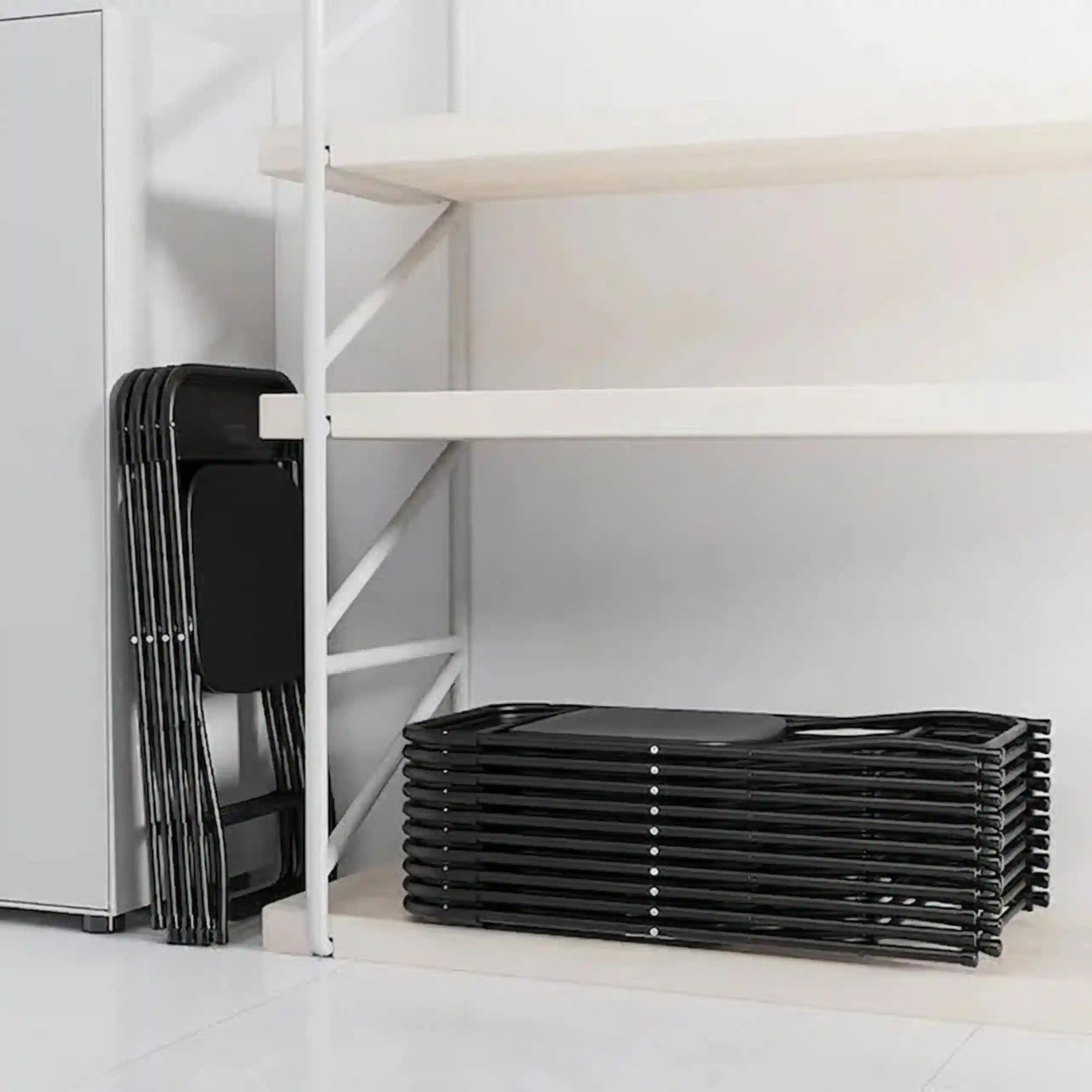 Chaise_pliante_noire_en_métal_robuste.webp