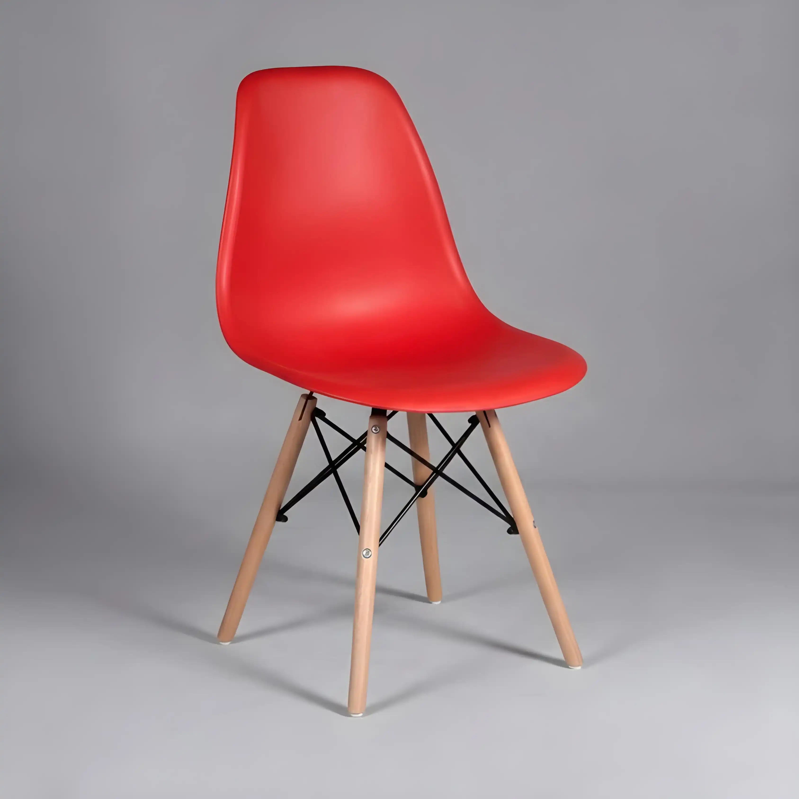 Chaise_design_AZOS_rouge_avec_pieds_en_bois_nature_WkhRiOe.webp
