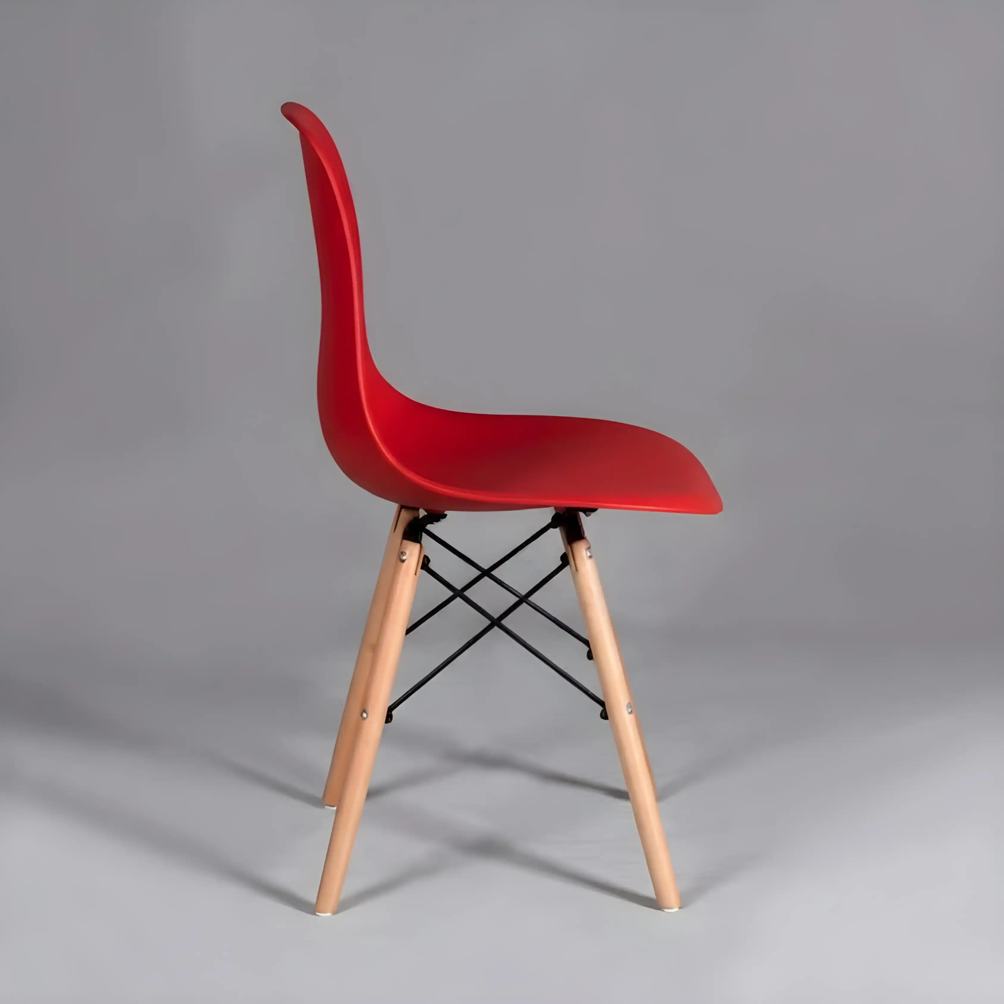 Chaise_design_AZOS_rouge_avec_pieds_en_bois_nature.webp